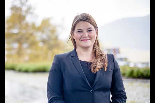 Spytter inn en halv million kroner
