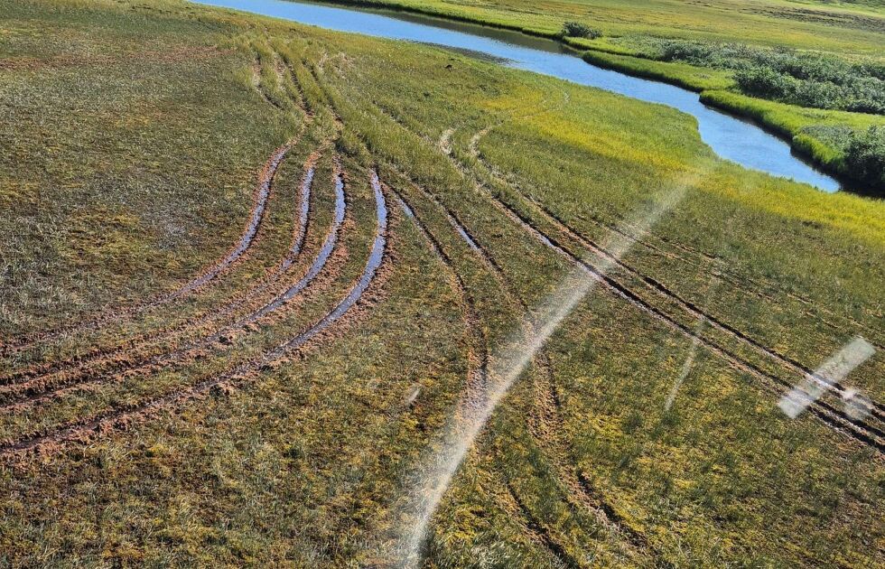 Det er tydelige spor i terrenget etter ATV-kjøringen som skal ha foregått i perioden 11. til 13. juli. Nå ønsker politiet tips i saken.
 Foto: SNO