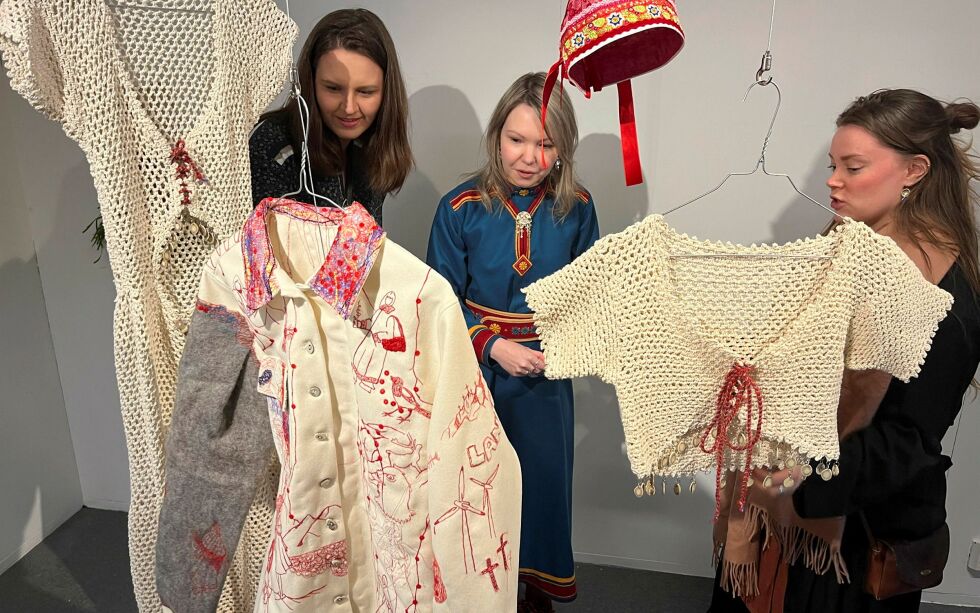 Kunstner Ramona Salo viser frem detaljer på jakken til Henriette Marie Saga (til venstre) og Siw Adolfsen (til høyre)
 Foto: Elin M. Wersland