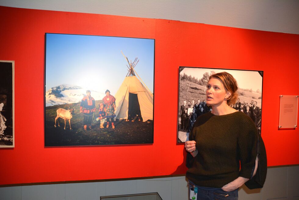 Formidlingsleder Camilla Erenius forteller om fotoskatten. Her står hun foran et bilde av Karen Anne, Nils Mattis Oskal og sønnen Isak Nils Mattis.
 Foto: Elin Margrethe Wersland