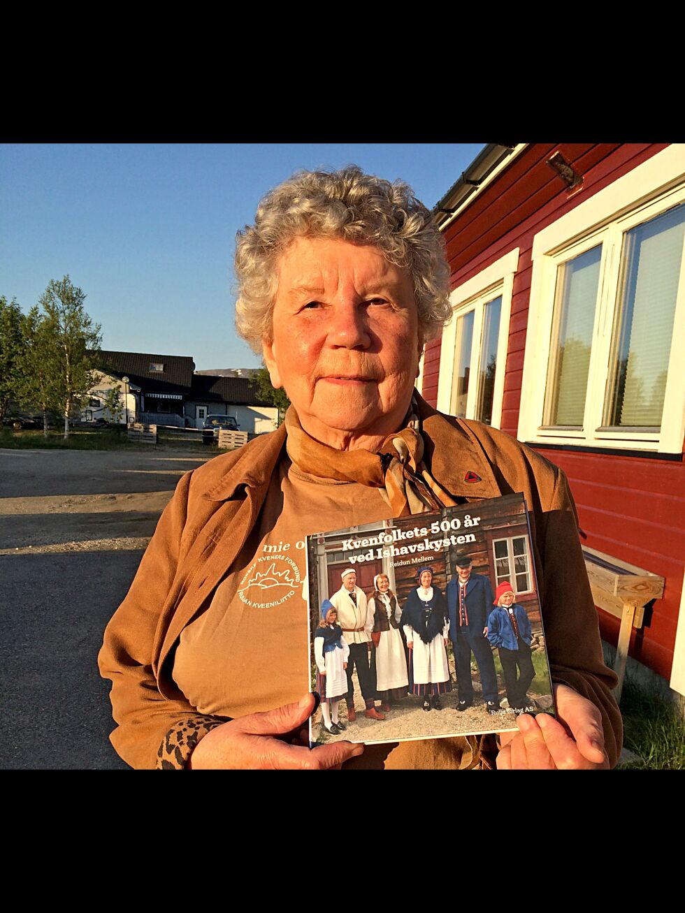 Reidun Mellem med boken om kvænenes historie.
 Foto: Sigrun Kaaby