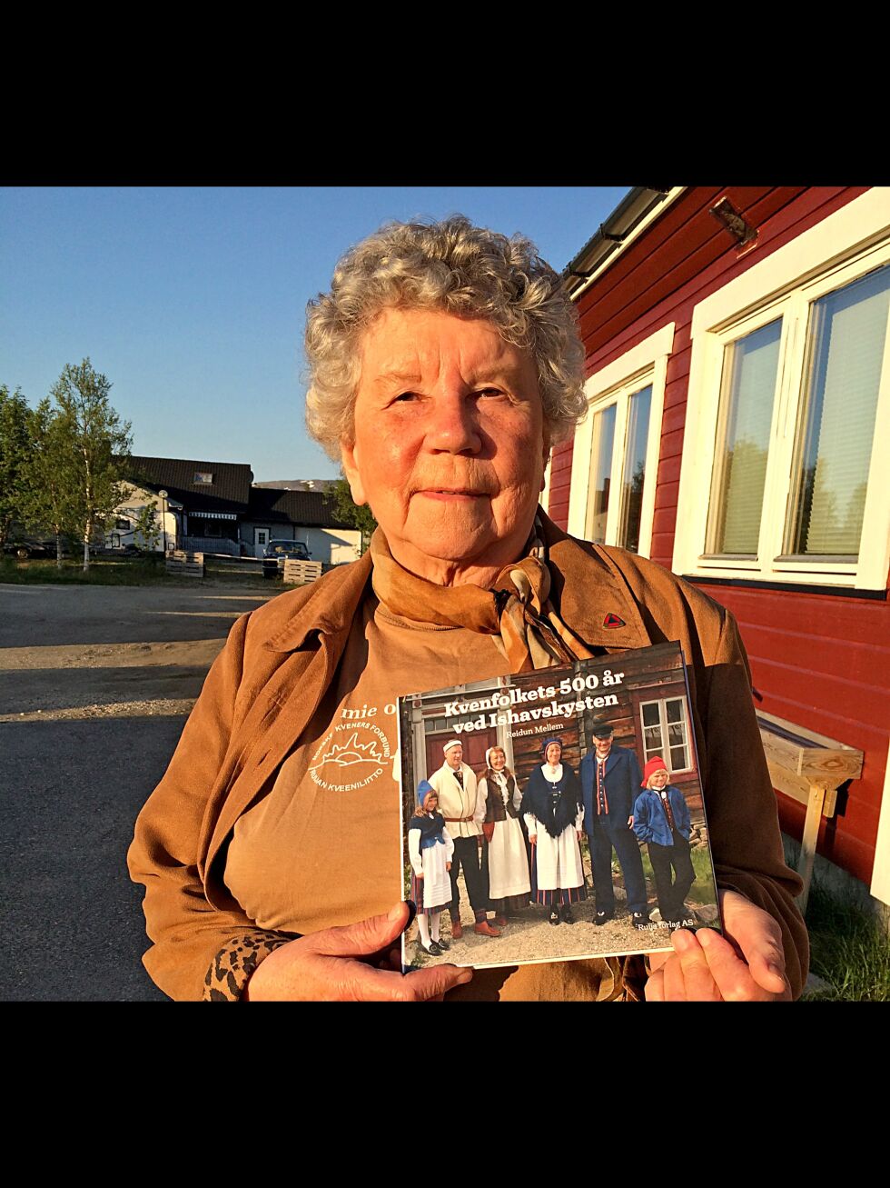 Reidun Mellem med boken om kvænenes historie.
 Foto: Sigrun Kaaby