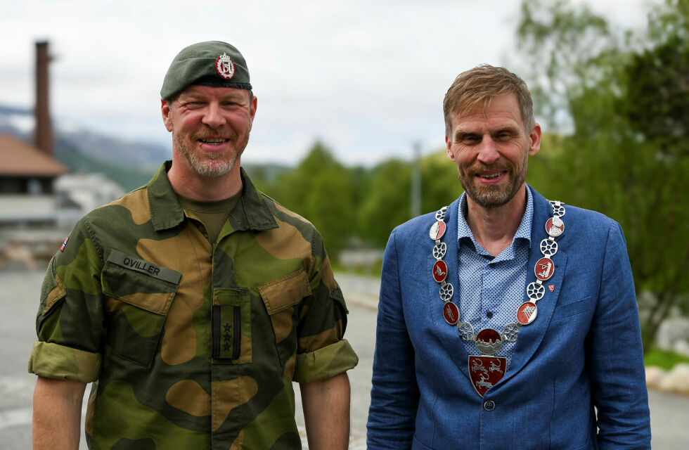 Sjef FLF, oberst Jørn Qviller og ordfører i Porsanger, Jo Inge Hesjevik, er begge godt fornøyd med satsingen på Forsvaret i Finnmark og Porsanger.
– Det er kjempestas å treffe næringslivet og kunne fortelle at nå er det oppdrag i vente, sier Hesjevik til Ságat.
 Foto: Irene Andersen