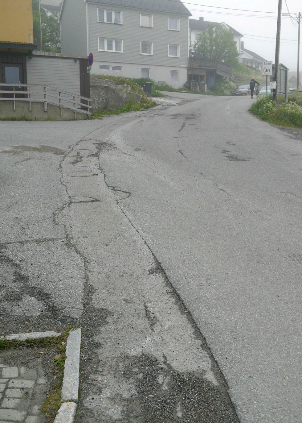Nødenbakken i Honningsvåg er en av tre kommunale veier som vil få ny asfalt, dersom formannskapet i Nordkapp følger kommunedirektørens innstilling. Pengene kommer fra coronamidler tildelt fra staten. Foto: Geir Johansen