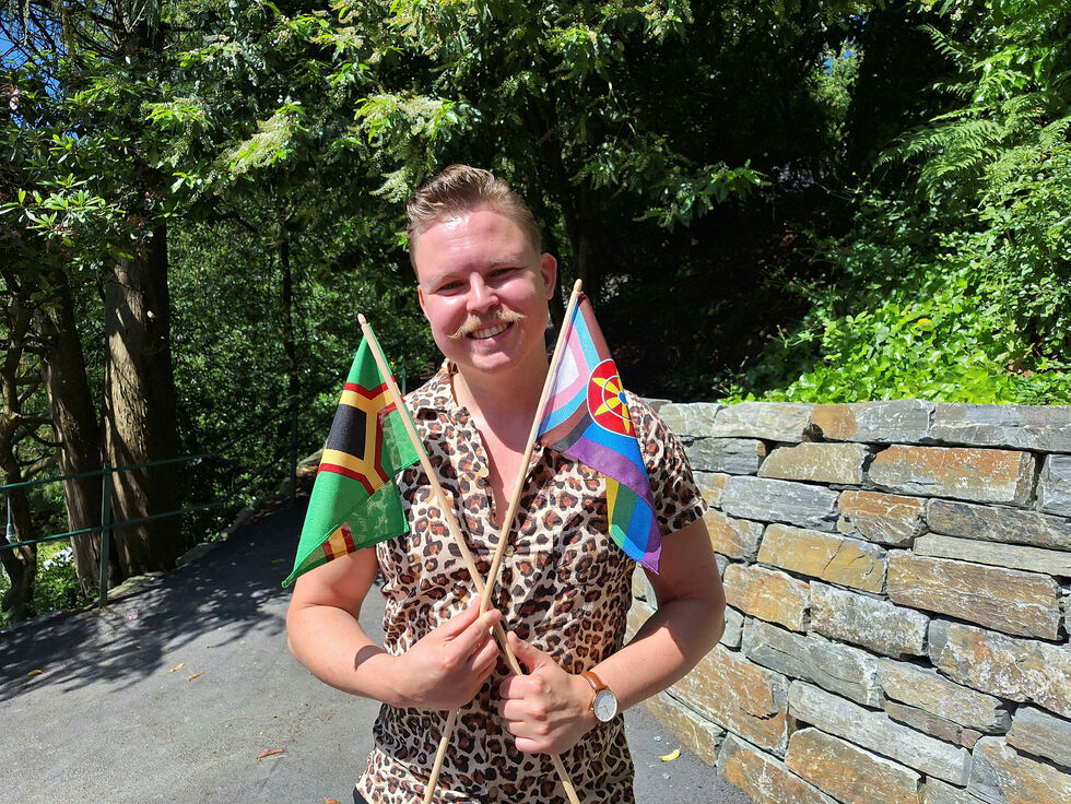 Henrik Madsen sørger for skogfinsk og kvænsk representasjon på Pride.
 Foto: Torbjørn Monsen