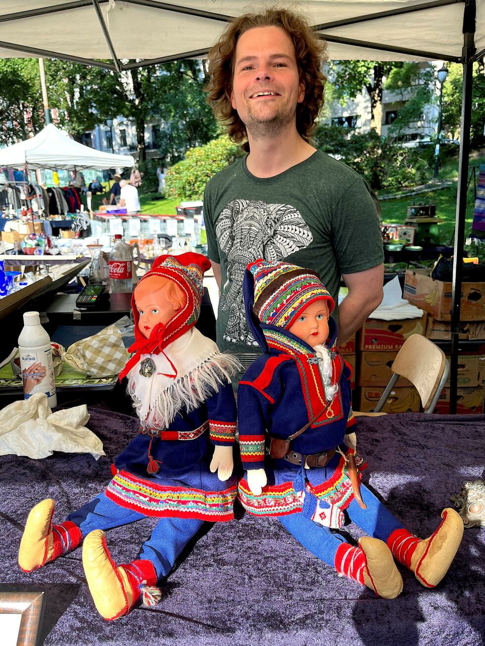 Håkon Berg forteller om dukkene, og om hvorfor han ikke vil selge dem hver for seg.
Foto: Elin M. Wersland