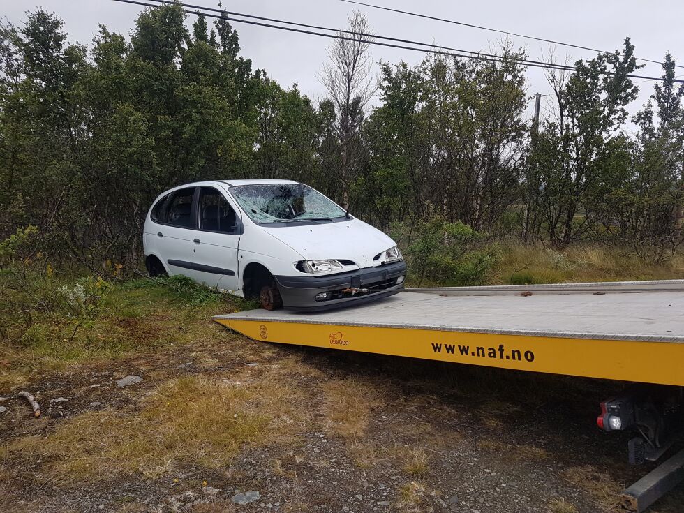 Denne bilen ble for flere år siden forlatt mellom Olderfjord og Smørfjordkrysset. Det har etterhvert blitt utført hærverk på bilen, og den har blitt brukt som søppelplass. Nå har bilmottaket på Klubben fjernet både bilen og søppelet på eget initiativ.
 Foto: Privat