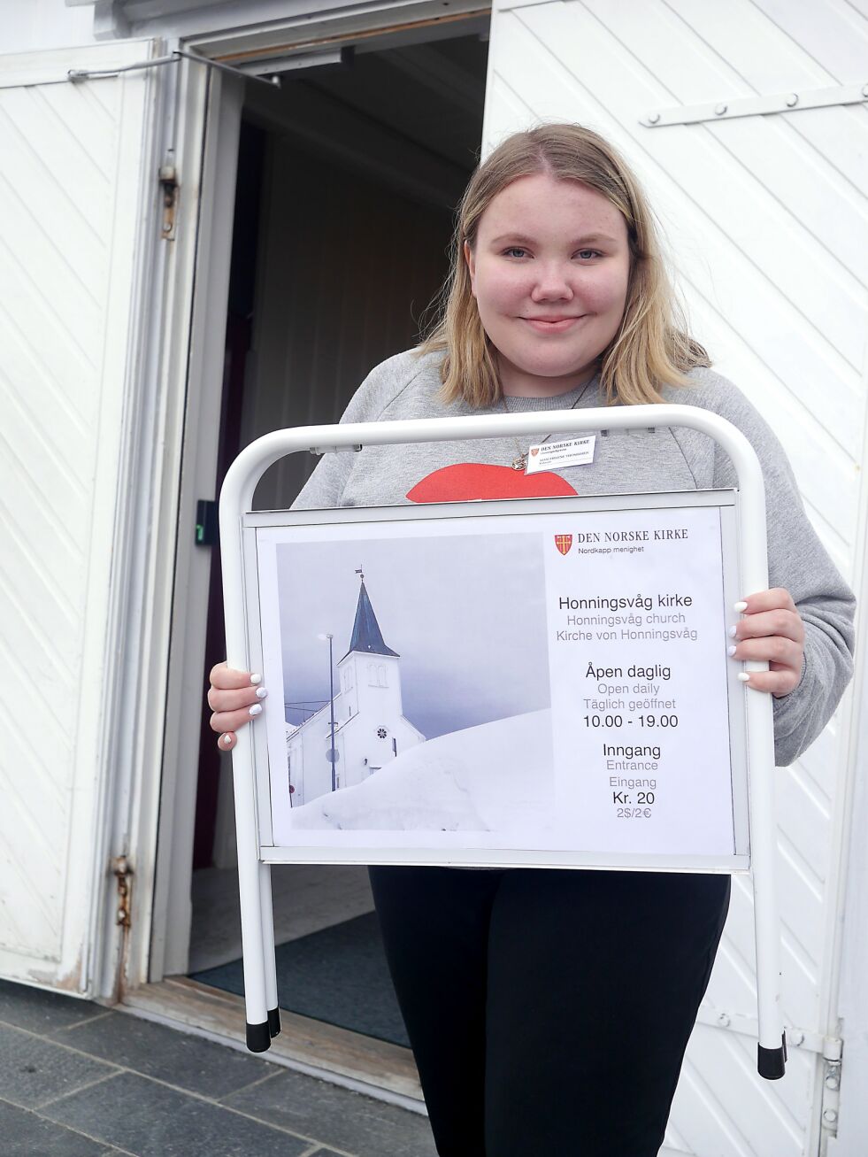 Mari-Helene Thomassen er en av seks ungdommer som arbeider med å vise frem Honningsvåg kirke til besøkende i sommersesongen. For første gang tas det en liten inngangsavgift fra de som vil inn i kirka.
 Foto: Geir Johansen