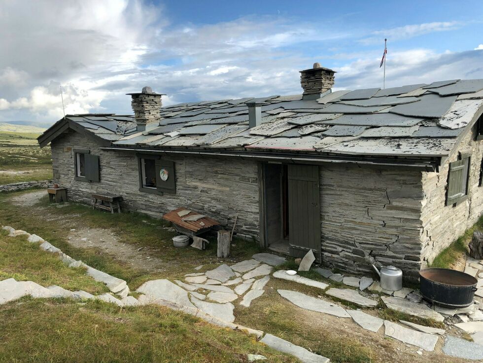 Peer Gynt hytta i Rondane nasjonalpark besøkes hvert år av tusenvis av fjellvandrere. Nå blir den restaurert med støtte fra Kulturminnefondet. Foto: Kulturminnefondet