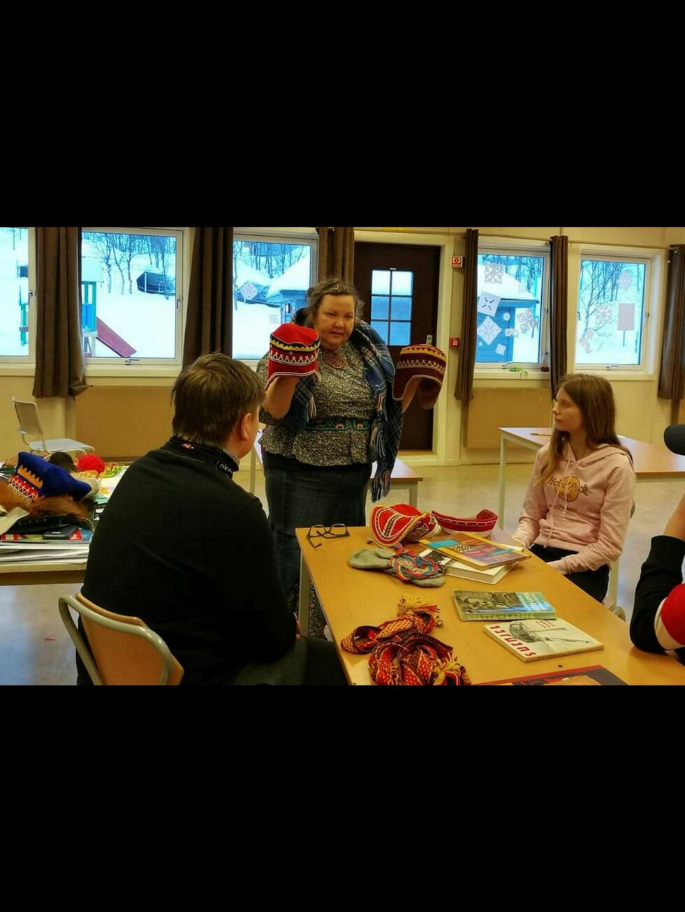 Lærer fra Sevettijärvi skole, Hanna-Maaria Kirpianoff, med elevene Elise Vonka og Christian Greiner Langholz.
 Foto: Tårnet skole/Elsa Martinussen