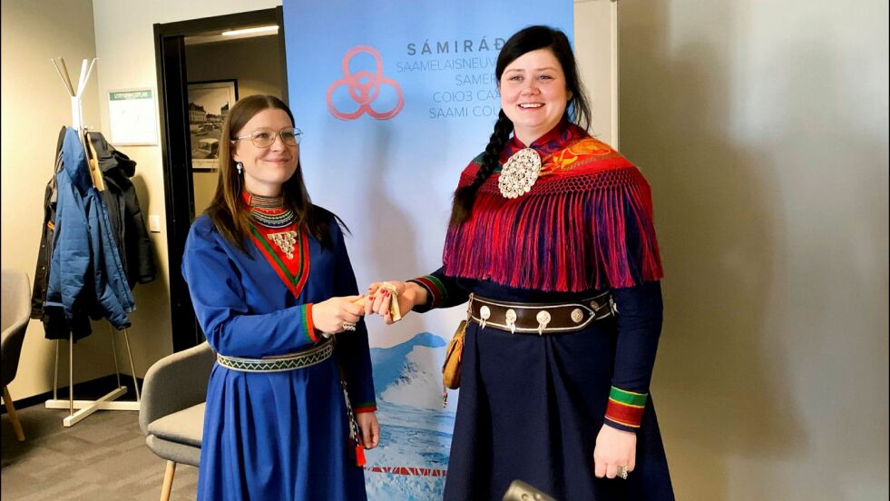 Chjristina Henriksen (til høyre) gratuleres av Åsa Larsson Blind som ny president i Samerådet Foto: Sami Council