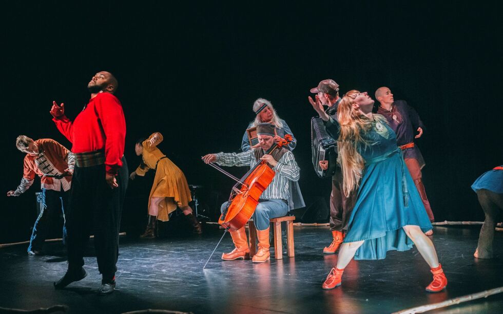 Slik ser det ut når kvænsk bjørnedans utspiller seg på scenen.
 Foto: Nikolai Grasaasen