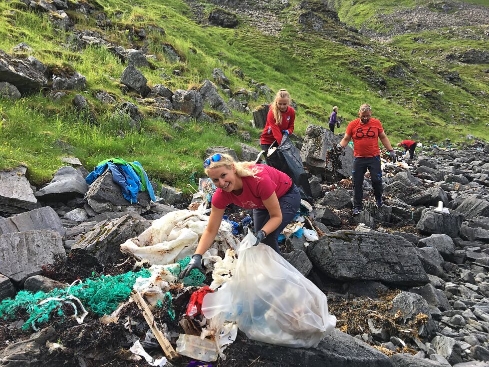 Nina Jensen bruker med glede en feriedag for miljøet.
 Foto: Heidi Holmgren/Nordkapp omegn turlag