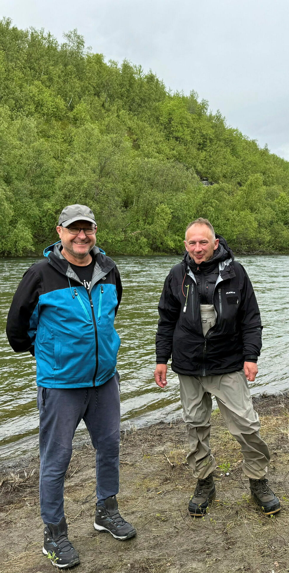 Aldevinas og Egidijus har kommet fra Litauen for å fiske. De har begge vært her før, og sier de har hatt god fiskelykke i Stabburselva.
 Foto: Oskar Melkeraaen Aas