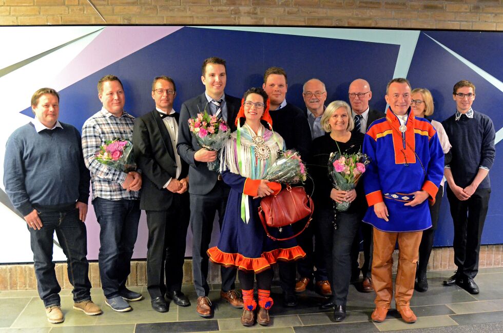 Her er prisvinnerne samlet. Fra venstre; Gilbert Henriksen, Sigbjørn Sarre, Jørund Greibrokk, Andreas Abrahamsen, Ebba Joks, Jonas Netland, Stein Arne Schnett, Randi Wærnes Schnett, Lars Hustad, Odd Erik Solbakk, Gøril Alvestad og Geir Magne Gamst.
 Foto: Finnmark fylkeskommune