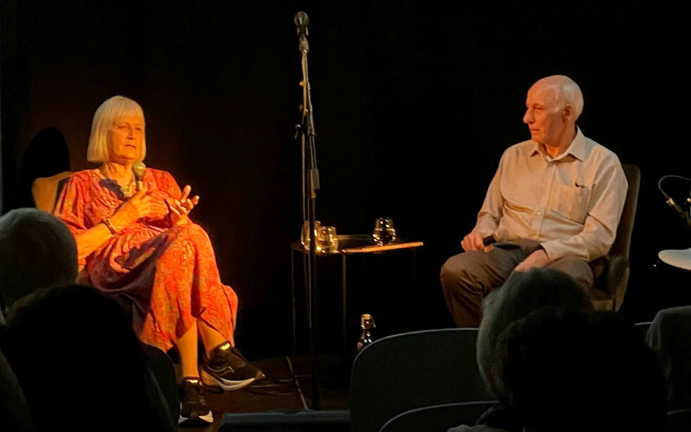 Brita Pollan i samtale med professor Harald Gaski.
 Foto: Hannah Persen