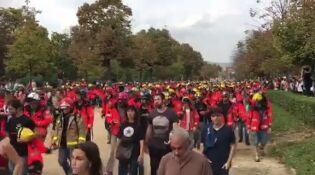 Svala direkterapporterer fra parlamentsparken i Barcelona