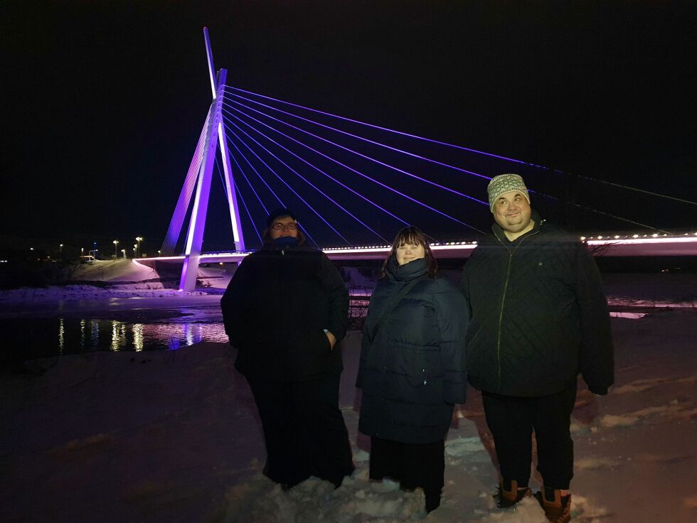 Fra venstre: Kristine Ryeng, Monica Erlandsen og Johnny Magnus Bjørklund, alle Tanabru overvar lysshowet ved Tana bru og var fornøyde med det de så.
 Foto: Tom Hardy
