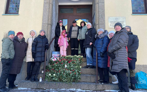 Sympatiaksjon i Kirkenes for terrorofrene