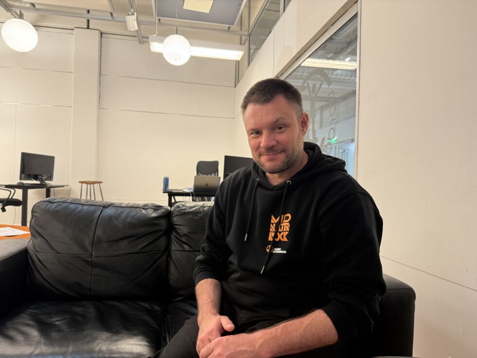 Roger Tvedten kom til Lakselv fra Kristiansand i 2021. Nå har han tatt på seg arbeidet med Midnattsrocken og Verddedagene.
 Foto: Oskar Melkeraaen Aas