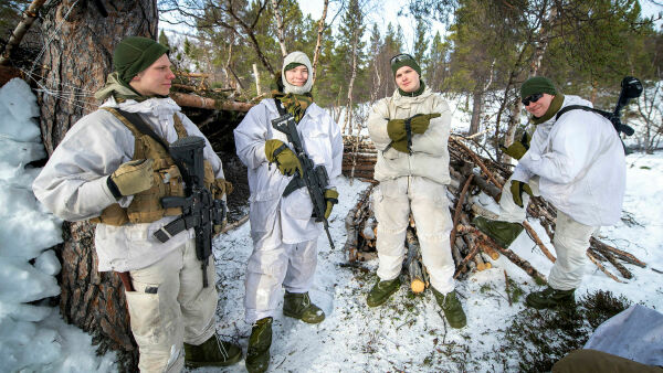 Marsjerte i søvne, isbadet og gned CS-gass i øynene