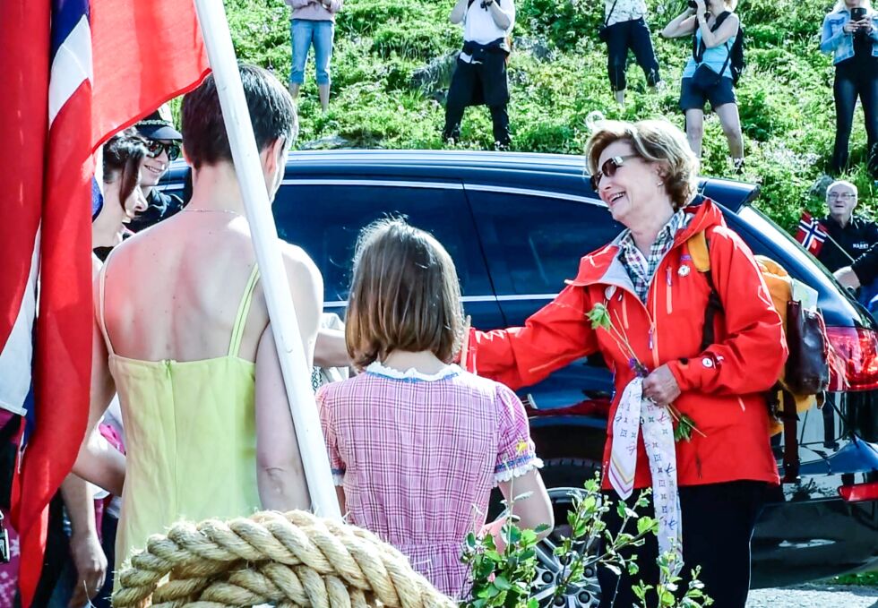 Her hilser dronning Sonja på de frammøtte i Akkarfjord på Sørøya, før freden går videre med kongeskipet.
 Foto: Bjørn Egil Jakobsen