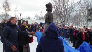 Avdukning av Elsa Laula Renberg-statuen i Mosjøen 6. februar 2019