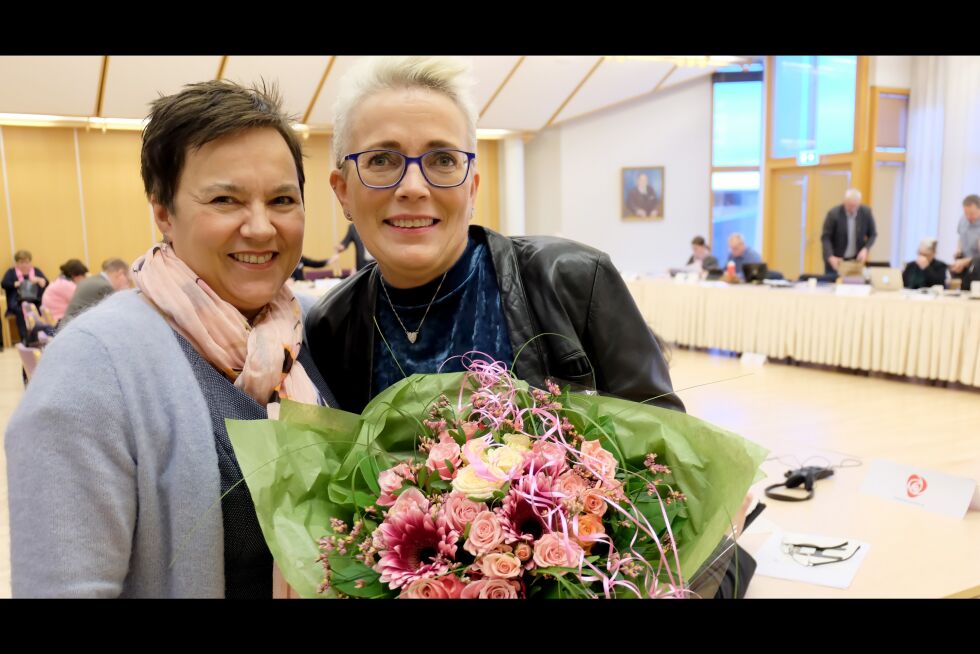 Da det ble kjent at Else Marie Larsen skal slutte, overrasket fylkesordfører Ragnhild Vassvik henne med en velfortjent blomsterbukett.
 Foto: Bjørn Hildonen