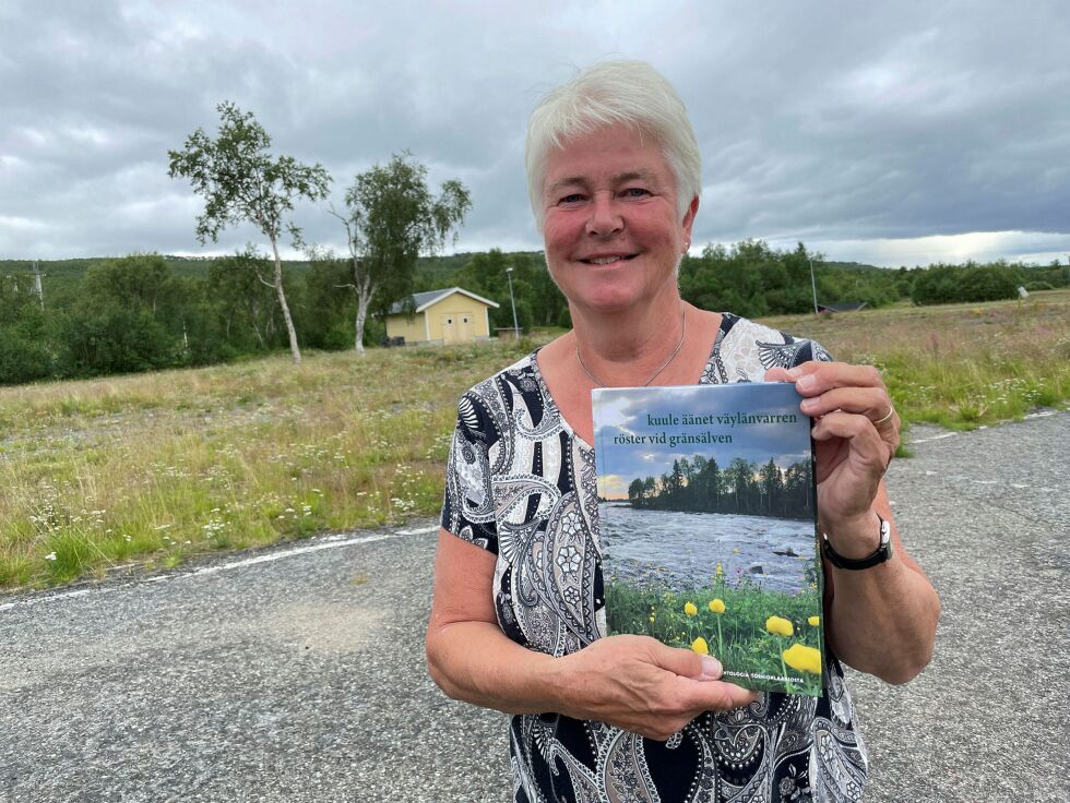 Berit Öström med boka gitt ut av Föreningen Norden Pajala.
 Foto: Birgitte Wisur Olsen