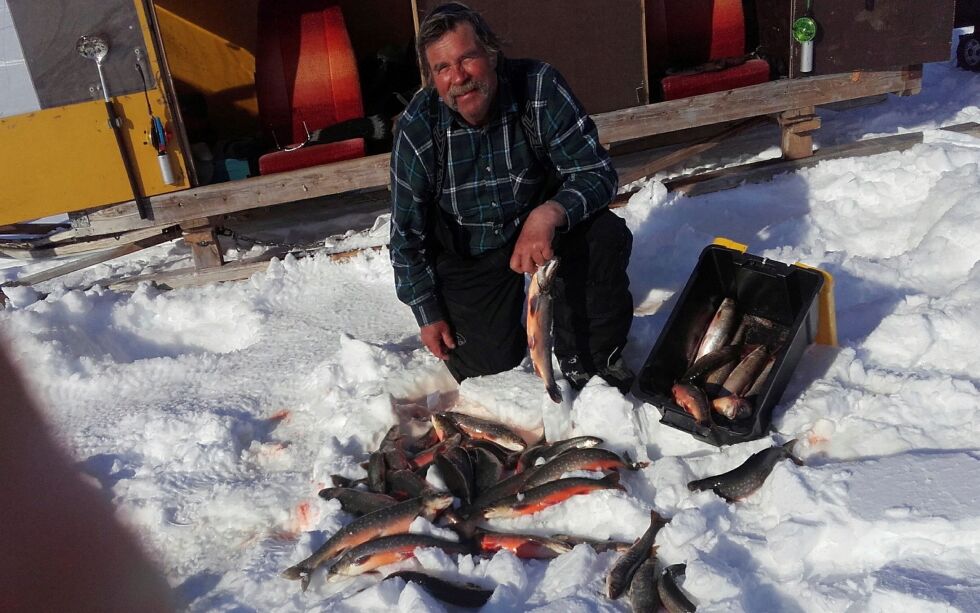 Walter Brandsegg mener bestemt det foregår ulovlig garnfiske under isen på Ifjordfjellet – og han etterlyser mer kontroll.
FOTO: PRIVAT
