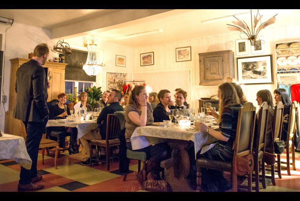 Peter Anders Haastrup Kromann forklarer kveldens gjester hva slags alkohol de har fått servert.
 Foto: Frøydis Falch Urbye