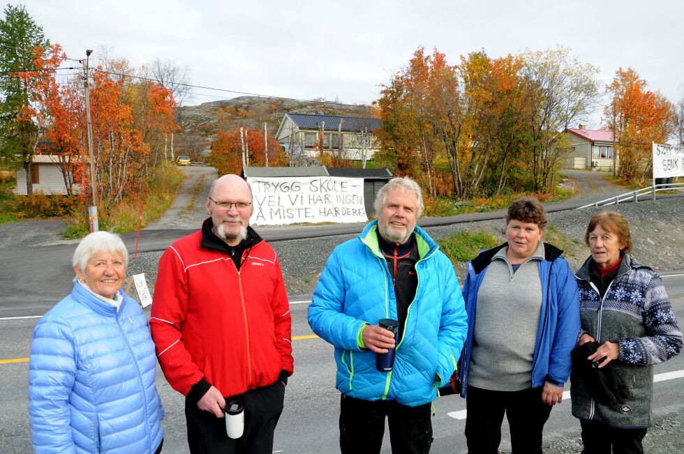 Aksjonsleder Bjørnar Moen, midt i bildet, er godt fornøyd med at aksjonen fikk vist at beboerne er svært misfornøyd med sikkerheten rundt E105 ved Ekhaugen.
 Foto: Hallgeir Henriksen