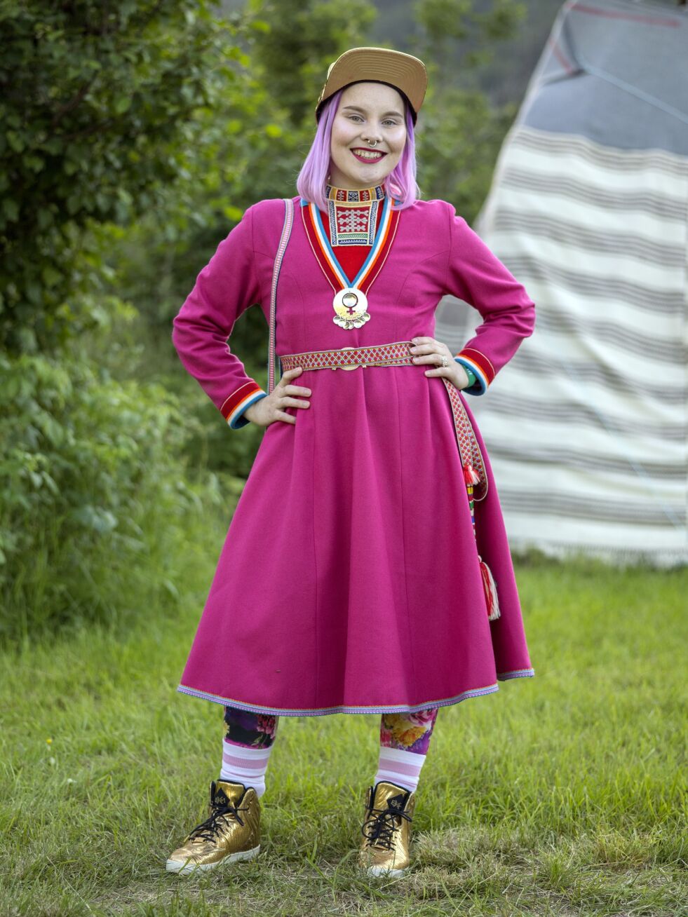 Katarina Kielatis er en av dem som Mari Kalstad og Marit Anne Hauan har fulgt i gjennom 16 år i jakt på mennesker som formidler identitet og estetikk på Riddu Ri&#273;&#273;u. Fotoene i utstillingen Following Arctic Fashion skal vises ved Alta museum i sommer, sammen med mer lokal festivalmote.
 Foto: Mari Kalstad