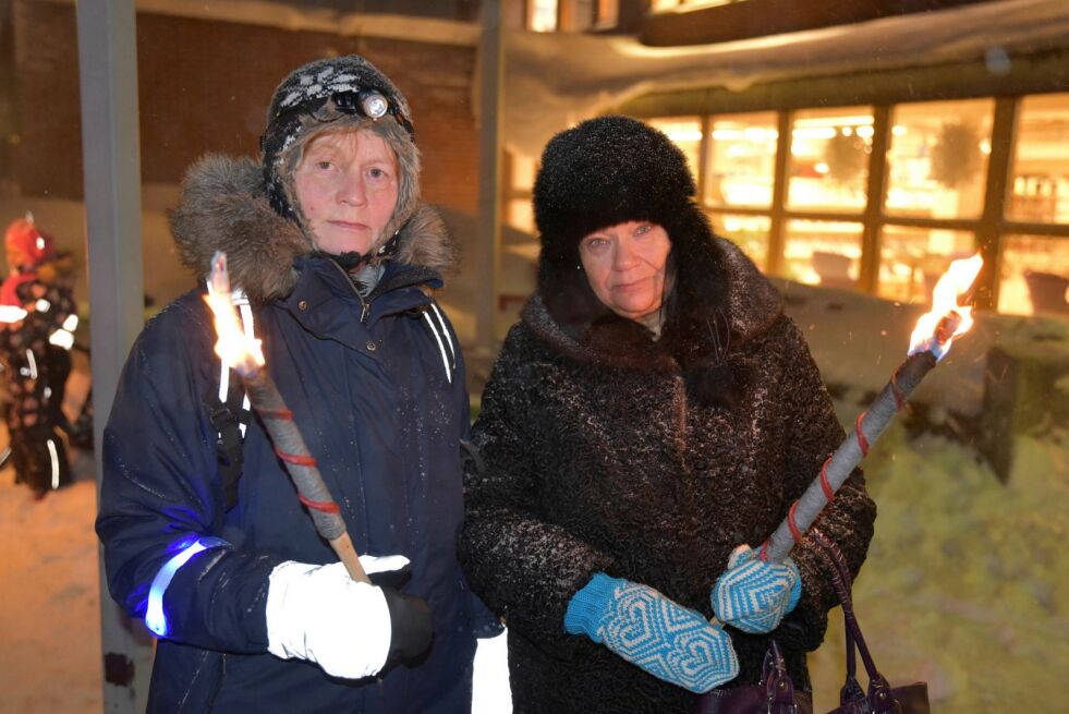 Annele Mækinen og Anne-Britt Gjøvik håper det blir vedtatt på kommunestyremøtet på fredag at varmebassenget i Lakselv består.