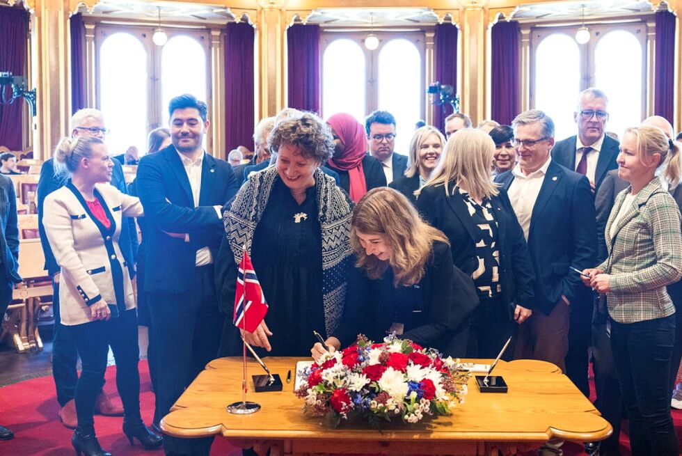 Irene Ojala er kanskje ikke den mest fotograferte personen på Stortinget. Her fant vi et bilde fra da stortingsrepresentantene signerer protokollen på siste møtedag i sesjonen, 29. september 2023. Ojala stående til venstre bak bordet.
 Foto: Peter Mydske/Stortinget