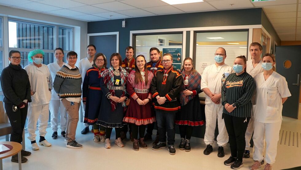 Fra besøk på Sámi klinihkka under Sametingets komitéuke. Saksordfører Helen Storelv-Rabone nummer seks fra venstre. Pressefoto