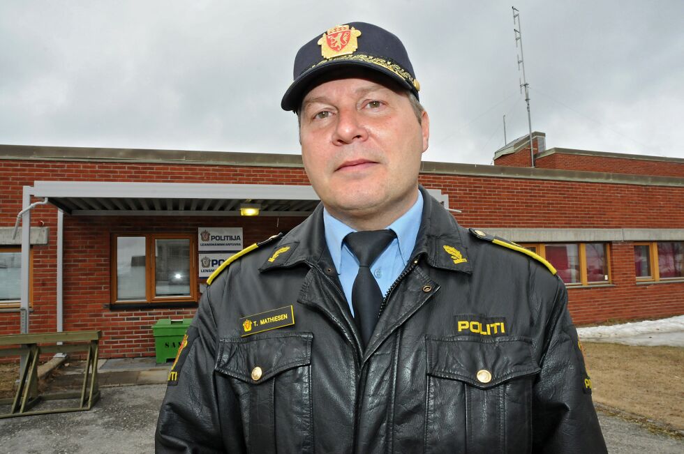 Porsangerlensmann Tarjei Leinan Mathiesen kan opplyse at politiet er på jakt etter det han beskriver som en kjenning av politiet med mange ulike kriminelle forhold på samvittigheten.
 Foto: Bjørn Arne Johansen
