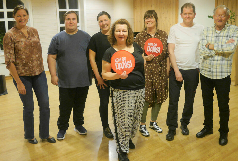 Kom og dans Honningsvåg står på ny som arrangør av Nordkapprock i september. De ønsker god deltakelse fra fjern og nær. Fra venstre Hege Riise, Glenn Marius Hansen, Lisbeth Gamst, Bjørg Olsen, Liss Thomassen, Roy Are Pedersen og Ragnar Pedersen.
 Foto: Geir Johansen