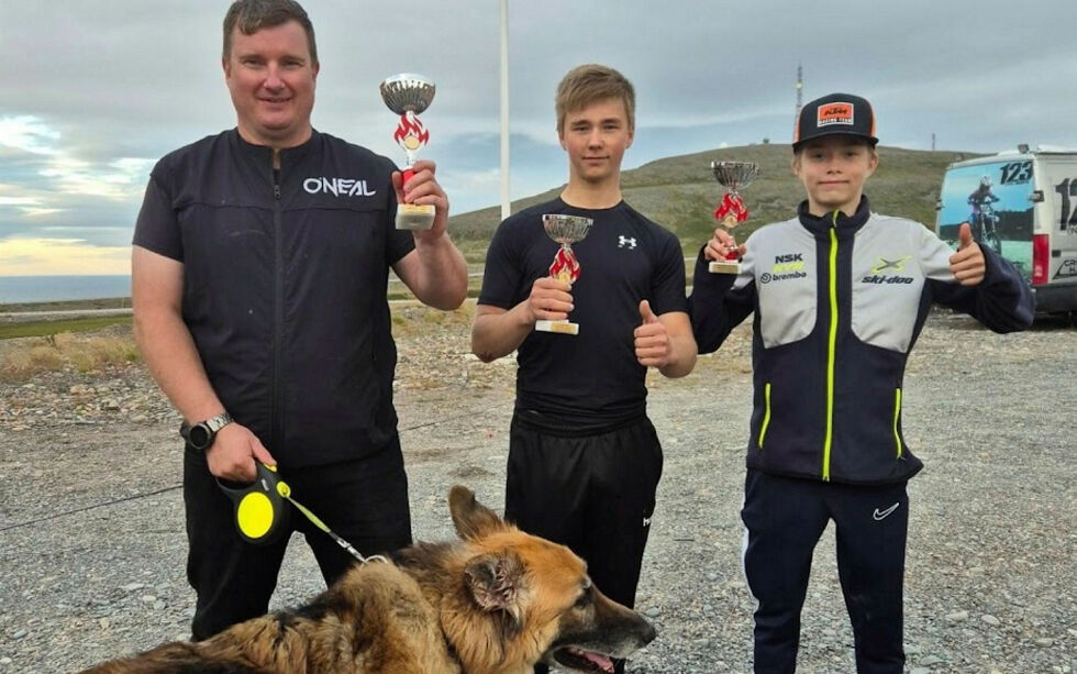Fra høyre: Olav Mathias Samuelsen, Daniel Larsen og Thor David Rasmus fra Karasjok MK gjorde en solid innsats i 4. runde av NNM i motocross.
 Foto: faksimile facebook KMX