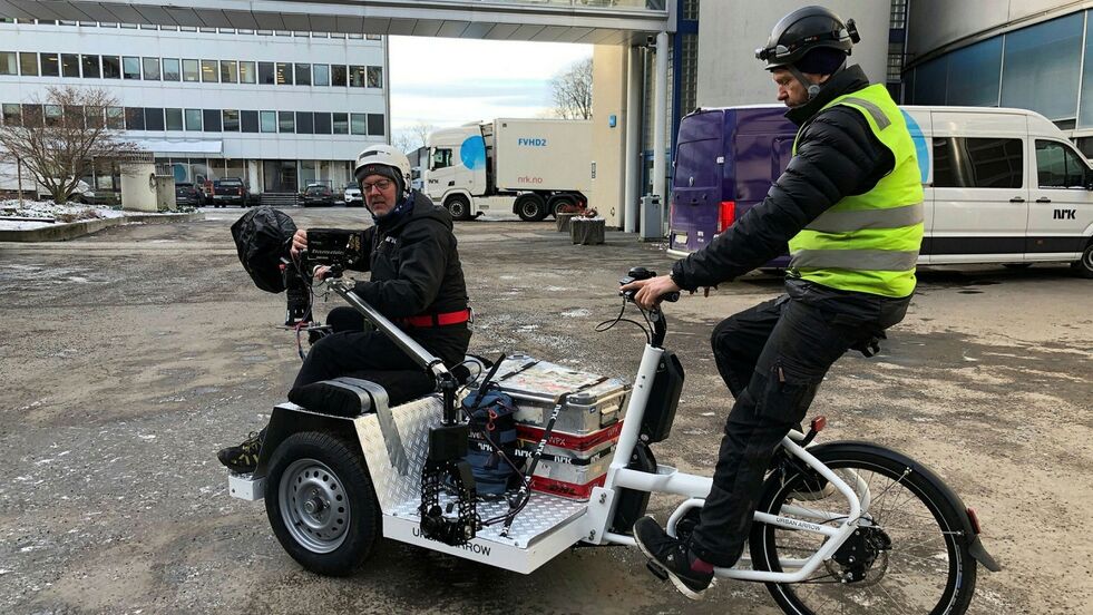 Både programledere og fotografer vil bruke sykkel som fremkomstmiddel. Her testes en av syklene som er spesiallaget til prosjektet. 
Foto: NRK