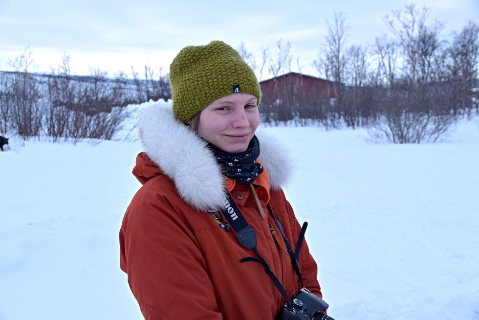 Aila Sarre er handler for faren Krister Höök, og følger nøye med på når han gjør seg klar for neste etappe mot Neiden 1. Han holder hundene igang, mens hun er student i Tromsø.
 Foto: Hilde Porsanger