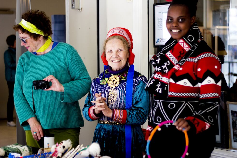 Mye av arbeidet i Mama Sara går blant annet ut på å selge lodd, for å samle inn penger til bygging av skoler i Loliondo, Tanzania. Her står Gunhild Berit Sara Buljo sammen med Ravdna Anti (til venstre), og sin første sponsorjente, Neema Loishooki (til høyre).
 Foto: June Helén Bjørnback