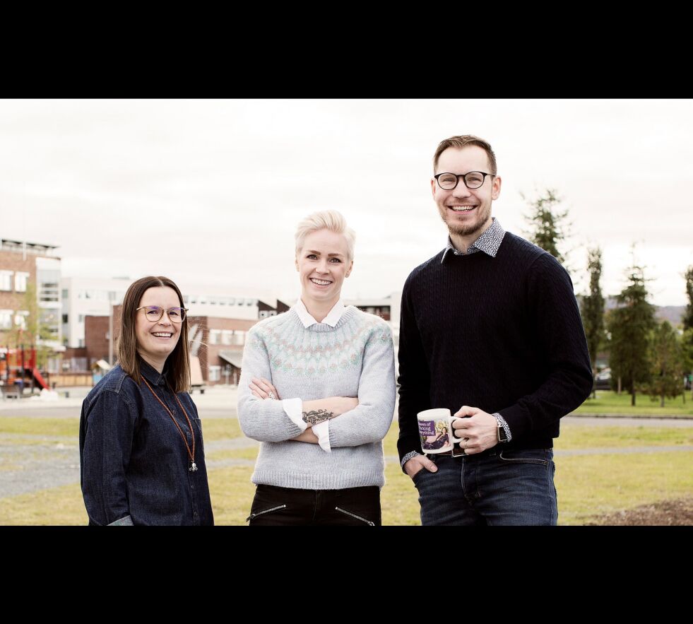 De samarbeider om å utvikle gode digitale løsninger for næringslivet i hele Norge, gjennom, bedriftene Vitikka og Árvu. Fra venstre Marie Louise Somby, Karine Kimo Pedersen og Tommy Gamst Vitikka.
 Foto: Vitikka/Árvu