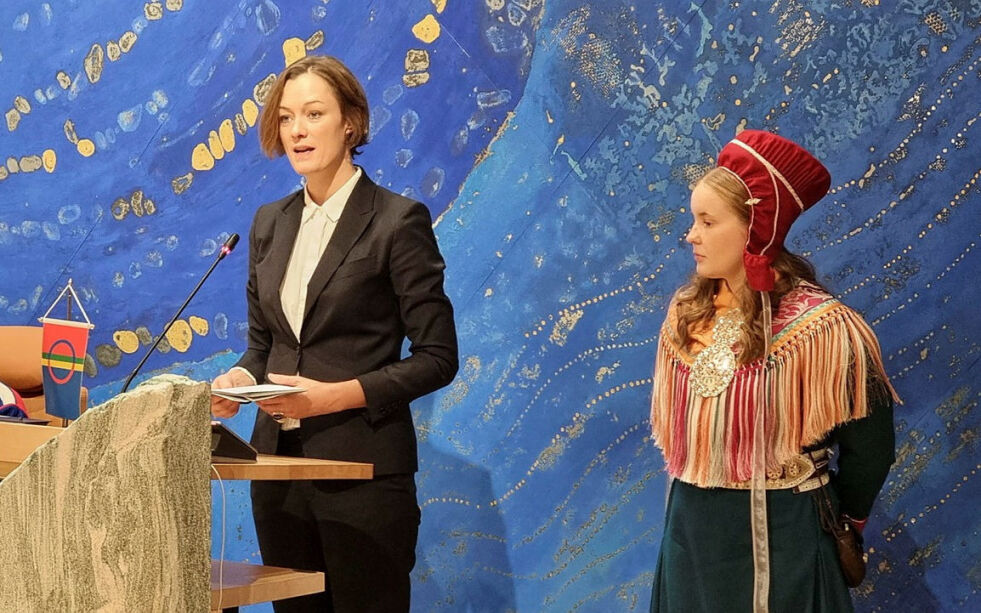 Selv om minister Trettebergstuen taler, er åpenbart Erika (18) sjefen under FNs internasjonale jentedag.
 Foto: Steinar Solaas