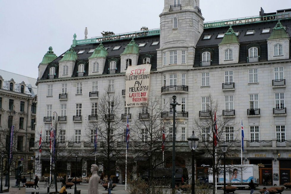 Godt synlig fra stortinget: Natur og Ungdom sitt banner på Grand Hotell.
 Foto: Sebastian Goepel