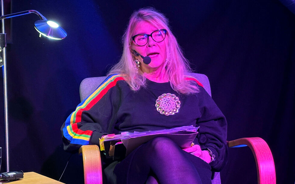 Forfatterinne Sollaug Sárgon leste egne dikt på Isak Saba språksenter i Nesseby kommune sist torsdag. Sárgon var invitert i forbindelse med den samiske språkuka.
 Foto: Thor Thrane