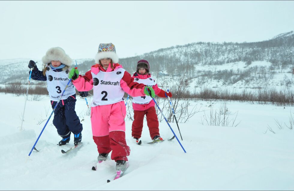 Selma Stølen Eriksen (nummer tre) og Máret Eirin Wigelius (nummer to) i full innspurt. Bak ser vi også Ida Laitinen Broch med startnummer fire.
 Foto: Erik Brenli