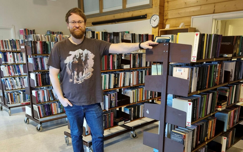 Etter mange år litt bortgjemt i kjelleren på rådhuset i Nesseby, har biblioteksjef Jørgen Betten nå kommet inn i nye lokaler.