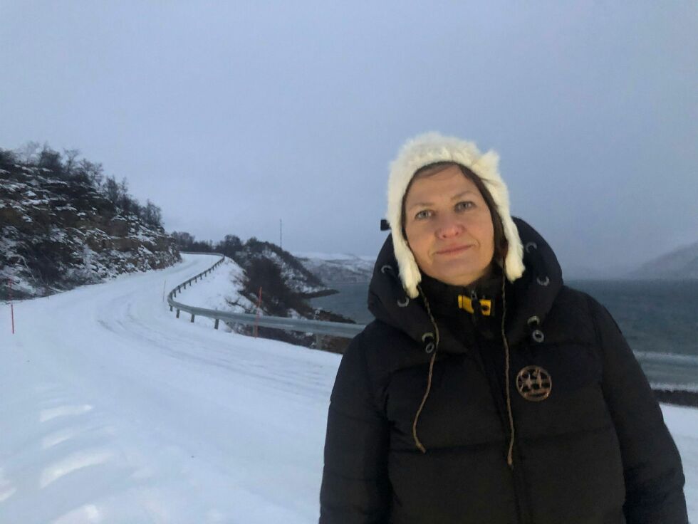 Tana­ord­fø­rer Hel­ga Pe­der­sen peker på at det er store verdier som transporteres på fylkesveiene når fisken skal nå sine markeder.
 Foto: Birgitte Wisur Olsen