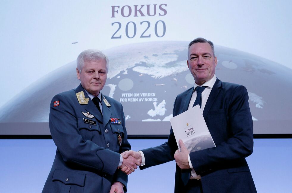 Sjef Etterretningstjenesten Generalløytnant Morten Haga Lunde under fremmleggelsen av Fokus 2020 og overleverte et eksemplar til Forsvarsminister Frank Bakke-Jensen 10 februar 2020
 Foto: Torbjørn Kjosvold/Forsvaret